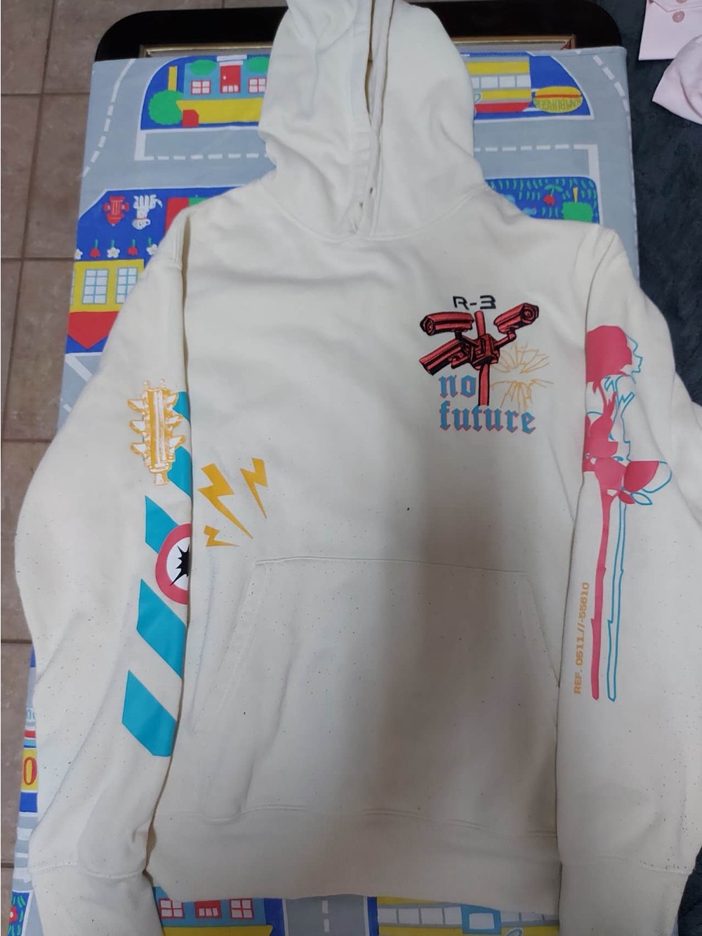 Cream sweatshirt with anime print